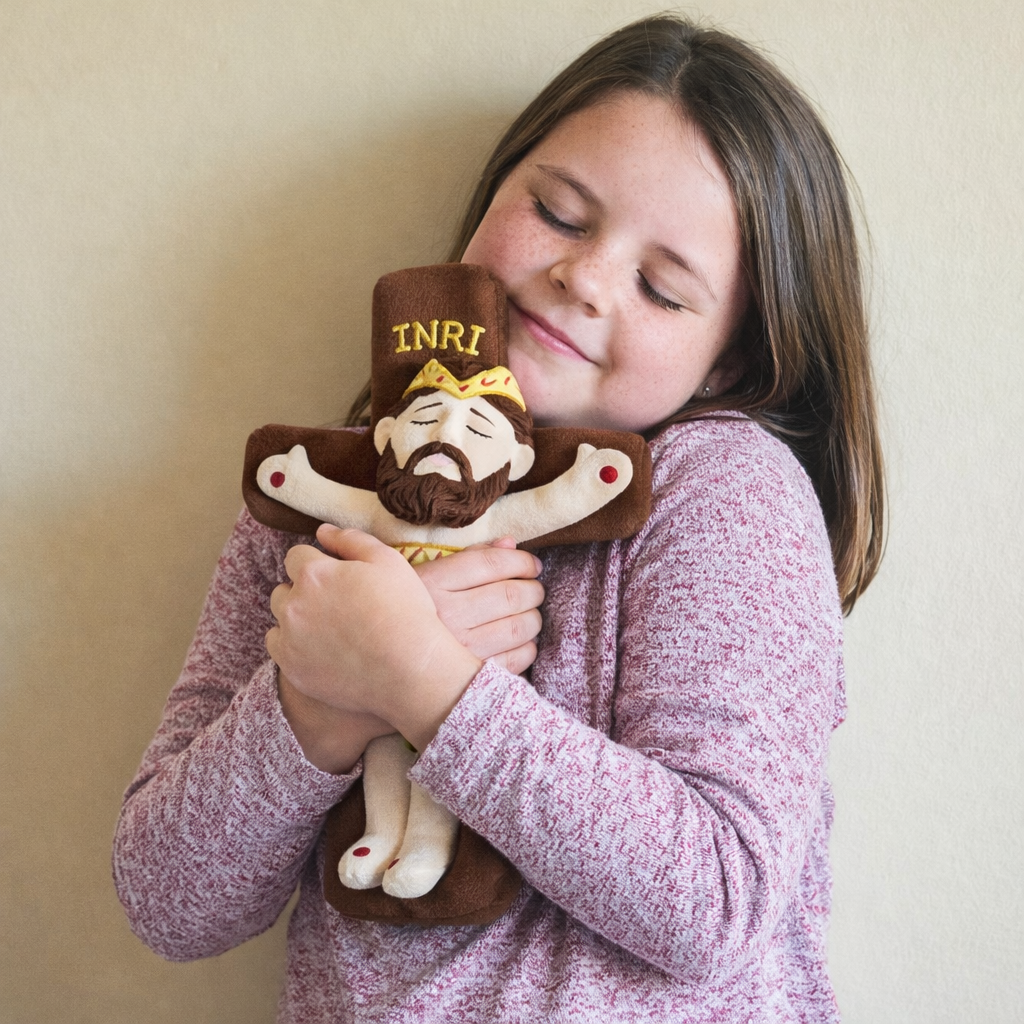 Jesus-Plueschtier-am-Kreuz-Kuscheltier-fuer-Kinder